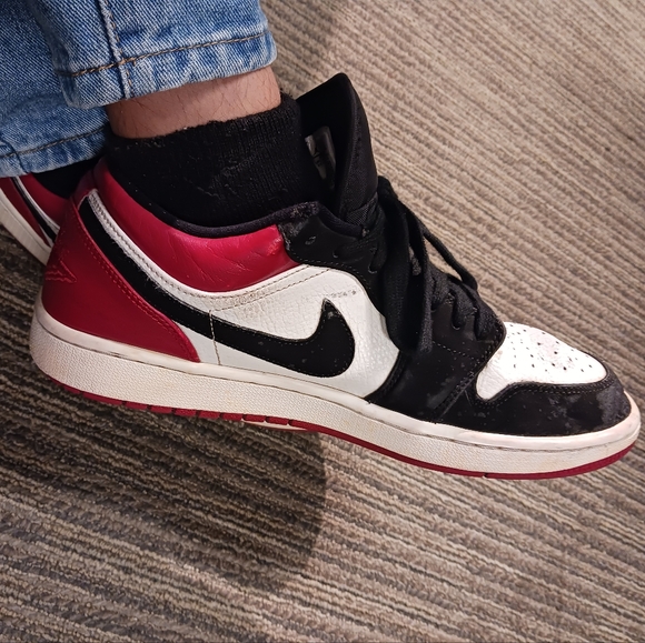 Men Nike Air Jordan 1 low black toe sneakers - Picture 3 of 16
